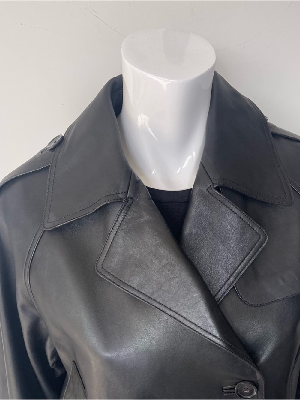 MASSIMO DUTTI Cropped Nappa Leather Trench Coat in Black - Picture 4 of 8